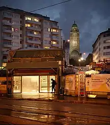 L'église du Kallio, dans une perspective provisoire, ouverte grace à la démolition d'un immeuble. Septembre 2020.