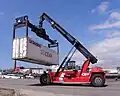 Manutention par tracteur lève-conteneur (reach stacker).