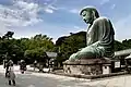 Des visiteurs devant le grand Bouddha.