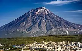 Le Koriakski vu depuis la ville de Petropavlovsk-Kamtchatski (au premier plan).