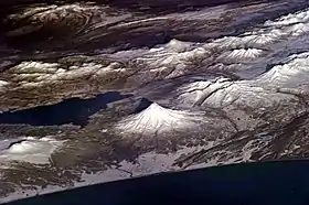 Photographie oblique depuis l'espace du Kronotski (cône volcanique au premier plan) et du Kizimen (cône volcanique au dernier plan).