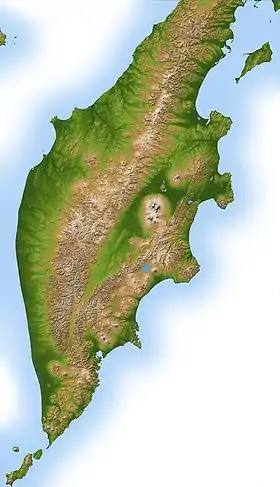 Le détroit de Litke est situé dans le haut à droite de la carte, entre la côte et l'île Karaguinski.