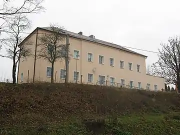 La mairie et l'école.