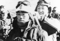 Un pilote kamikaze attache un hachimaki à son compagnon de vol.