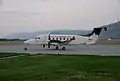Un Central Mountain Air Beechcraft 1900D aéronef se trouve à l'Aéroport de Kamloops.