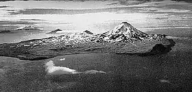 Île Kanaga avec son volcan à droite.