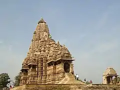 L'accès au Kandariya-Mahadeva.