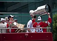 Jonathan Toews tenant le trophée Conn-Smythe et Patrick Kane levant la coupe Stanley à la suite de la victoire de Chicago en 2010.