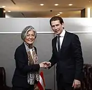 Kang Kyung-wha avec Sebastian Kurz à l'Assemblée générale des Nations unies en 2017.