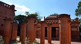 Situé au centre-ville d'Imphal, le Kangla est un complexe fortifié ayant été le centre politique du Manipur depuis des millénaires.
