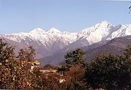 Vue du :Dhauladhar (en) de la chaîne de l'Himalaya à partir de la vallée de Kangra.