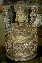 Le " reliquaire de Kanishka ", avec le Bouddha entouré de Brahma et Indra, et Kanishka sur la partie inférieure, 127.