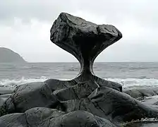 Rocher de Kannesteinen, le long du rivage de Vågsøy