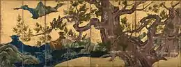 Photo couleur d'un paravent peint de huit sections. Sur un fond doré représentant une nappe de nuages et des îlots rocheux dans une étendue d'eau, un arbre massif déploie ses branches noueuses et peu feuillues.