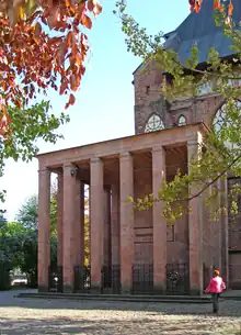  La tombe d'Emmanuel Kant près de l'ex Cathédrale de Königsberg.