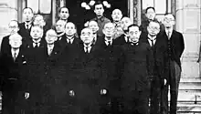 Le cabinet Suzuki en juin 1945, photo de groupe.