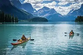 Deux canoétistes sur le lac Maligne.