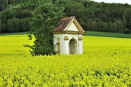 Chapelle dans un champ.