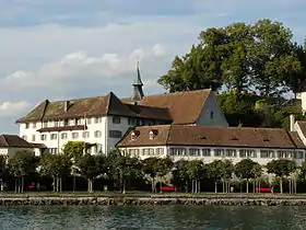 Le couvent de Rapperswil au-dessous de la forteresse