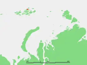 Carte de l'archipel François-Joseph, en rouge localisation de l'île Karl-Alexander, l'île Rainer est à l'est de celle-ci
