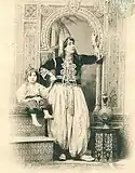 Femme en karakou et seroual mdouer, ensemble appelé qwiyet