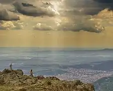 Panorama sur la plaine de Thrace et la ville de Sliven (Bulgarie) d’un promontoire du Grand Balkan