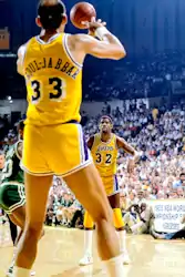 Kareem-Abdul-Jabbar de dos reçoit une passe de Magic Johnson.