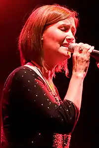  Karen Matheson, en concert avec Capercaillie lors du festival Celtic Rock 2007, à Glamis Castle en Écosse, 31 août 2007.