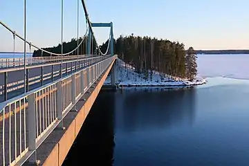 Le Karisalmen silta (fi) à Asikkala. C'est un pont suspendu au-dessus du lac Päijänne. Il fait 175m de long. Il est traversé par la route régionale 314 (Finlande). Mars 2022.