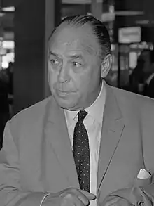 Photo en noir et blanc d'un homme portant une cravate, une chemise et une veste