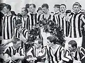 Photo en noir et blanc de joueurs de football en maillot noir et blanc