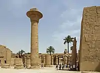 Colonne, H. 21 m. Kiosque de Taharqa (690 AEC), temple d'Amon à Karnak