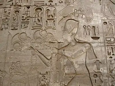 Relief du temple de Khonsou à Karnak représentant Ramsès IV faisant une offrande aux dieux.