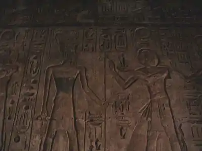 Ramsès IV faisant l'offrande de la Maât au dieu Atoum - Temple de Khonsou de Karnak.