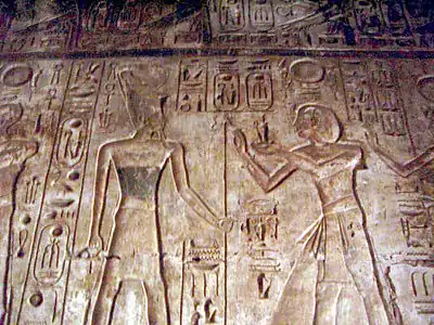  Ramsès IV offre une statuette Maât à Atoum.