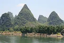 Pics karstiques caractéristiques et forêt de bambous sur les rives de la rivière Li.