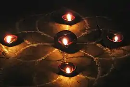 Karthikai Deepam est une fête religieuse particulière au Tamil Nadu, durant laquelle les maisons et les temples se parent de lampes à huile.