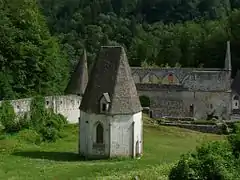 Ancien grand cloître avec chapelle du cimetière de la Toussaint