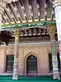 Piliers à muqarnas sur les chapiteaux et plafond à décor géométrique polychrome de la mosquée funéraire.