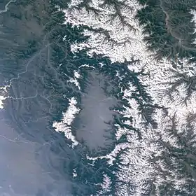 Image satellite de la chaîne Pir Panjal aux sommets enneigés et entourant la vallée du Cachemire.