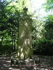 Stèle de Kaspar Hauser sur le site de sa mort dans le parc du château d'Ansbach.