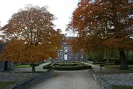 Façade avant du château vu de la ferme d'en face.