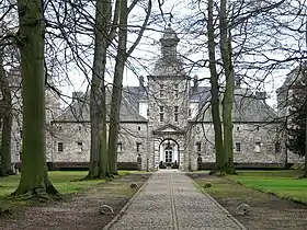 Château de Warfusée et les bâtiments annexes, à l'exception de l'orangerie