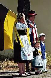 Famille kachoube en costume folklorique. lors de la fête Cachoube à Łeba de 2005.