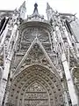 Portail de la Calende de la cathédrale de Rouen : gables sur plusieurs niveaux.