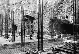 Construction de pylônes en béton armé (1955).