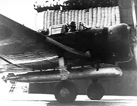 Un avion japonais Nakajima B5N1 armée d'une torpille aérienne décolle d'un porte-avions