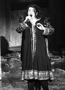 Image en noir et blanc d'une femme chantant sur scène