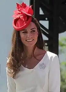 Catherine duchesse de Cambridge portant un fascinator britannique