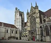 Première cathédrale gothique : la cathédrale Saint-Étienne de Sens.